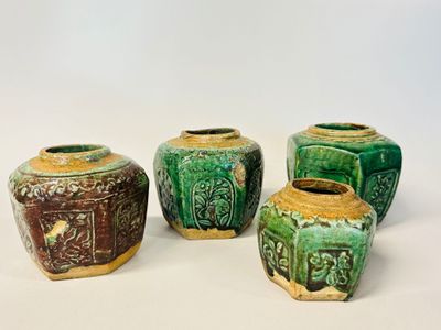 CHINE. Lot de quatre jarres à facettes en céramiques glaçuré…