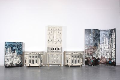 cinq types d'œuvres d'art exposées dans une même salle