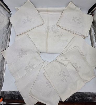 six serviettes blanches dans une boîte posée sur une table