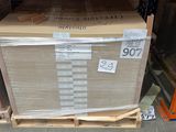 une grande caisse posée sur une palette dans un entrepôt