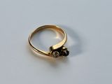 une bague en or sertie d'un diamant noir