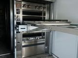une photo d'une cuisine équipée d'appareils électroménagers en acier inoxydable