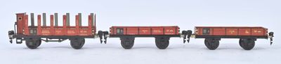 trois wagons rouges alignés sur les rails