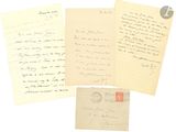 Plusieurs vieilles lettres et enveloppes sont posées sur une surface blanche