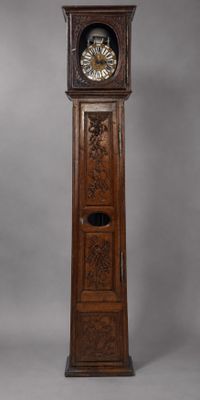 une grande horloge de parquet en bois ornée de sculptures