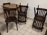 des chaises et une table dans une pièce au sol carrelé