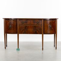 Un buffet anglais de style George III, placage d’acajou, sty… (photo 3)