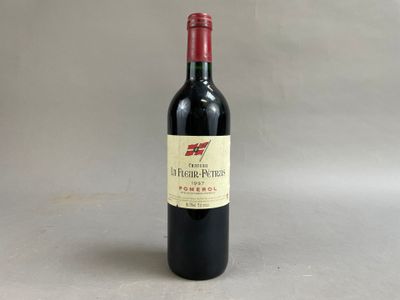 une bouteille de vin rouge posée sur une table