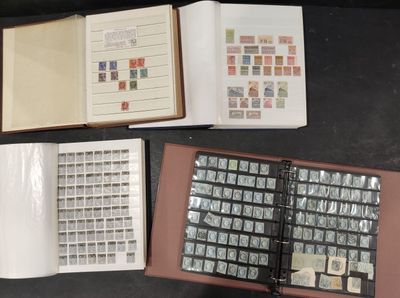 beaucoup de timbres sur les pages d'un livre