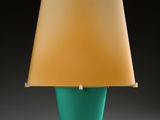 une image représentant une lampe de table avec un pied vert et un abat-jour jaune
