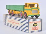 un camion jouet posé sur une boîte