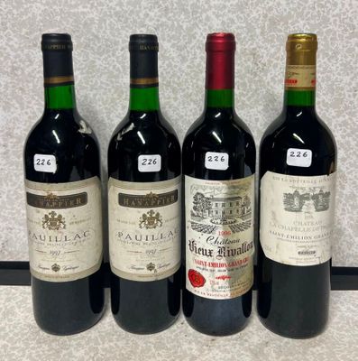 trois bouteilles de vin rouge sont alignées sur un comptoir