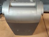 une machine posée sur une table dans une pièce