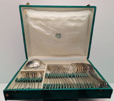 un coffret vert contenant de l'argenterie sur une table