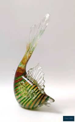 un oiseau en verre posé sur une surface blanche