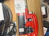 une boîte remplie d'outils posés sur le sol