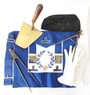 un tablier bleu avec des gants blancs, une pelle et une paire de gants blancs