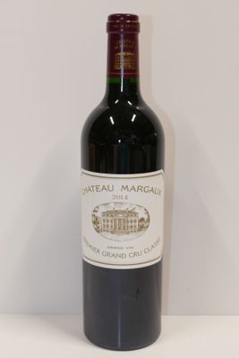 une bouteille de vin posée sur une table