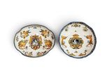 deux assiettes à motifs floraux sur une surface blanche
