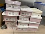 plusieurs cartons empilés les uns sur les autres sur un sol carrelé