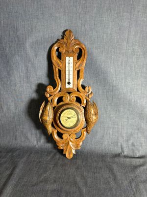 une horloge accrochée au mur