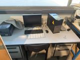 un bureau équipé d'un ordinateur et d'une imprimante