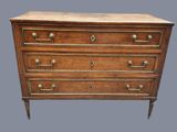une commode ancienne avec des poignées en laiton et un plateau en bois