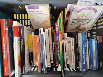 les nombreux livres qui se trouvent sur les étagères de la bibliothèque