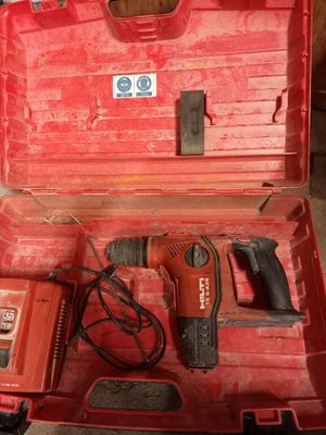 une caisse à outils rouge avec des outils sur le sol