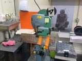 une machine posée sur une table dans une pièce