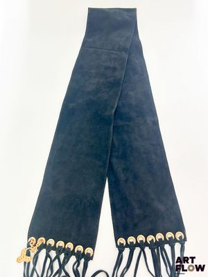 écharpe en daim noir avec des boutons dorés et des franges sur fond blanc