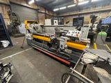 une grande machine qui se trouve dans un entrepôt
