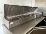 un plan de travail en acier inoxydable dans une cuisine commerciale