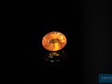 gros plan d'un diamant jaune sur une surface noire