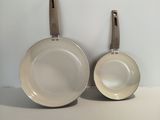 deux casseroles posées sur une table