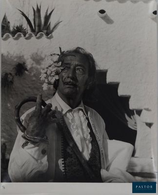 photographie en noir et blanc d'un homme tenant une théière à la main