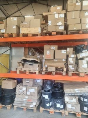 de nombreux cartons sur les étagères de l'entrepôt