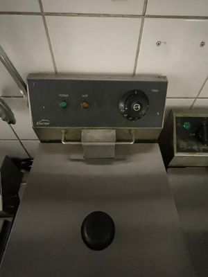 une photo d'une cuisine professionnelle équipée d'une grande friteuse