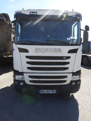 un camion blanc garé dans un parking
