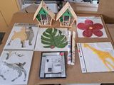 une table sur laquelle sont disposées de nombreuses œuvres d'art de styles variés