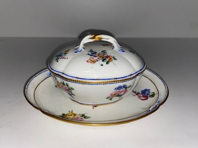 une assiette blanche sur laquelle sont posés un bol et une soucoupe