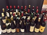 les nombreuses bouteilles de vin qui se trouvent sur la table