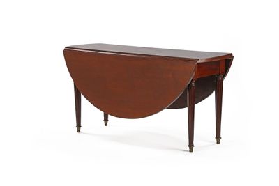 une petite table avec un abattant sur le plateau