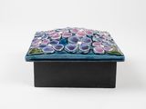 un gros plan sur une petite boîte décorée de fleurs