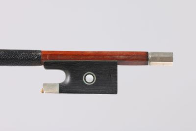 un archet de violon en bois et en métal sur fond blanc