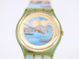 une montre verte sur laquelle est représenté un bateau