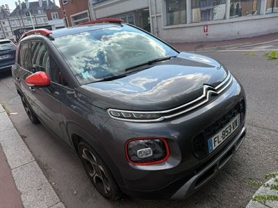 une petite voiture garée au bord de la rue