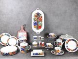 de nombreux types de plats et de tasses sur la table