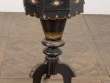 une petite table munie d'un tiroir, posée sur un parquet