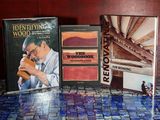 trois livres posés sur une table